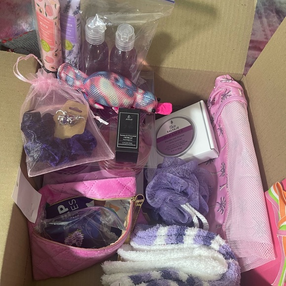 NEW Amazon MYSTERY box, Brand New Items Only 📦 🔥 NO JUNK, 5 ⭐️​ - Picture 3 of 16